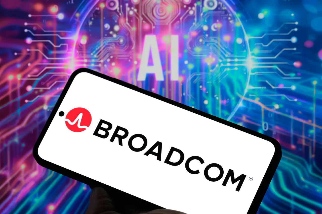 AVGO Technical Analysis: Is Broadcom Stock a Buy, Hold, or Trap Near Its 52-Week High?